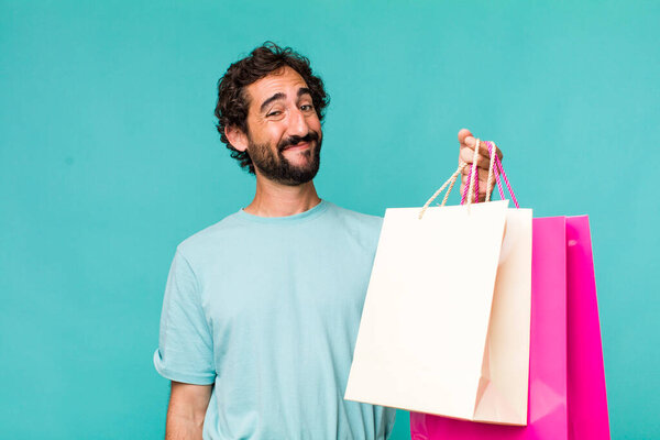 молодой взрослый латиноамериканец. концепция торговых сумок