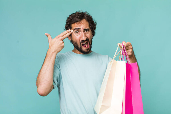 молодой взрослый латиноамериканец. концепция торговых сумок