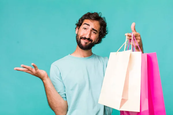 Joven Adulto Hispano Loco Concepto Bolsas Compras —  Fotos de Stock