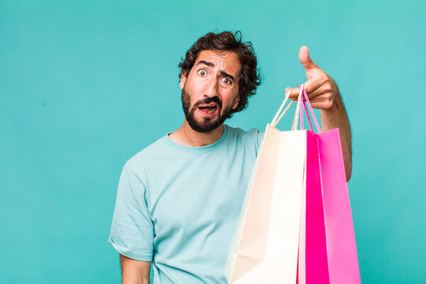 молодой взрослый латиноамериканец. концепция торговых сумок