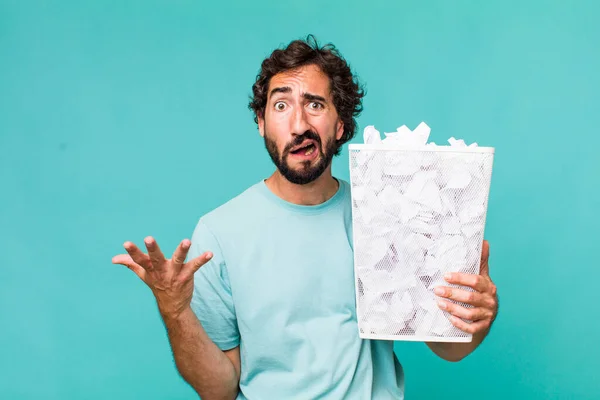 Giovane Uomo Pazzo Ispanico Adulto Fallire Palle Carta Spazzatura Concetto — Foto Stock