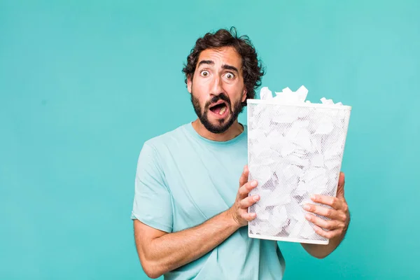 Genç Latin Deli Bir Adam Başarısızlık Kağıt Topları Çöp Konsepti — Stok fotoğraf