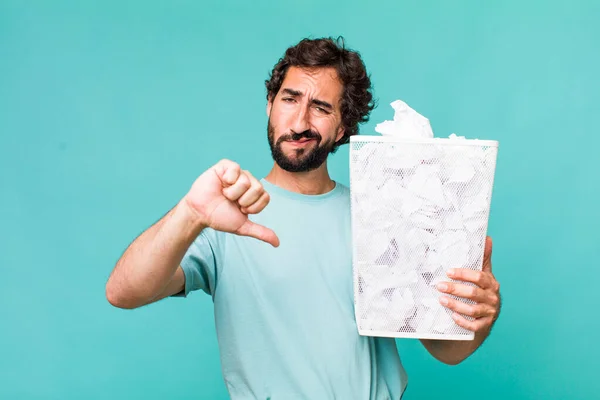 Genç Latin Deli Bir Adam Başarısızlık Kağıt Topları Çöp Konsepti — Stok fotoğraf