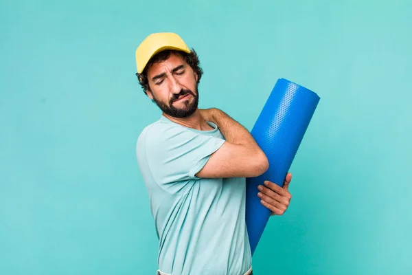 Jong Volwassen Hispanic Gek Man Met Een Yoga Mat — Stockfoto