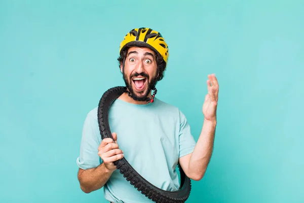 Junge Erwachsene Hispanische Verrückte Mann Fahrrad Konzept — Stockfoto