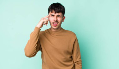 Genç, İspanyol bir adam kafası karışık ve şaşkın hissediyor. Deli, deli ya da aklını kaçırmış olduğunu gösteriyor.