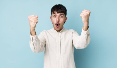 Genç, Latin asıllı bir adam inanılmaz bir başarıyı kutluyor. Kazanan gibi, heyecanlı ve mutlu görünüyor.!