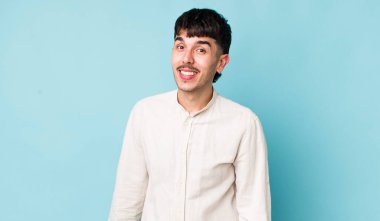 Büyük, dostane, kaygısız gülümseyen, pozitif, rahat ve mutlu görünen genç İspanyol bir adam.