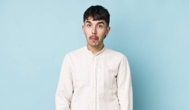 Genç, İspanyol asıllı, üzgün ve mızmız bir bakışla ağlayan, olumsuz ve hayal kırıklığına uğramış bir genç adam.