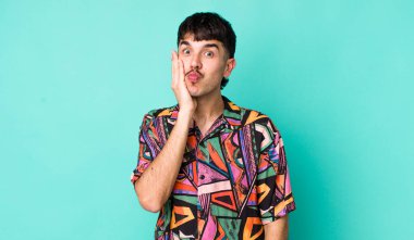 Genç, İspanyol bir adam şok olmuş ve ağzı açık halde yüz yüze inanamamaktan şaşkına dönmüş durumda.