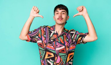 Genç, İspanyol asıllı, gururlu, kibirli ve kendinden emin, tatmin olmuş ve başarılı görünüyor.