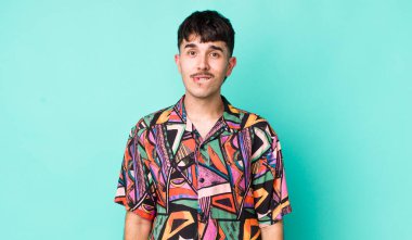 Genç, Latin asıllı, bilgisiz, kafası karışık ve hangi seçeneği seçeceğine emin olmayan bir adam sorunu çözmeye çalışıyor.