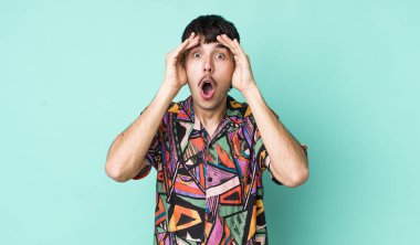 Genç, İspanyol bir adam dehşete kapılmış ve şok olmuş hissediyor. Bir hata yüzünden el ele tutuşup panikliyor.