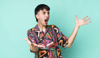 Genç, İspanyol asıllı bir adam opera icra ediyor ya da konserde şarkı söylüyor, romantik, sanatsal ve tutkulu hissediyor.