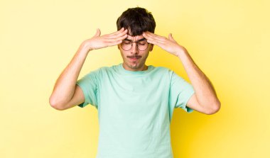 Genç, Latin asıllı, konsantre, düşünceli ve ilham verici görünen, beyin fırtınası yapan ve hayal kuran bir adam.