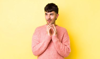 Genç, Latin asıllı, gururlu, haylaz ve kibirli bir adam şeytani bir plan yaparken ya da bir numara düşünürken.