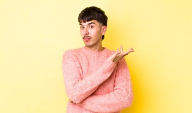 Genç, Latin asıllı, kafası karışık ve bilgisiz bir adam şüpheli bir açıklama ya da düşünceyi merak ediyor.