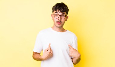 Genç, İspanyol asıllı, kafası karışık ve şaşkın bir bakışla kendini işaret eden, seçilmiş olmaktan şok olmuş ve şaşırmış bir genç.