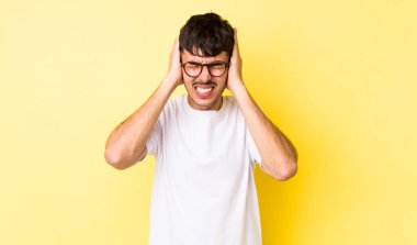 Genç, İspanyol asıllı bir adam stresli ve hayal kırıklığına uğramış hissediyor. Yumruk yumruğa, yorgun, mutsuz ve migren ağrısı çekiyor.