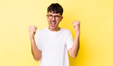 Genç, İspanyol asıllı, mutlu, pozitif ve başarılı bir adam zaferi, başarıları ya da iyi şansı kutluyor.