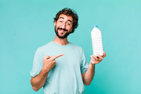 Junge Erwachsene Hispanische Verrückte Mann Mit Einer Milchflasche — Stockfoto