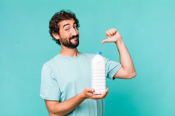Junge Erwachsene Hispanische Verrückte Mann Mit Einer Milchflasche — Stockfoto