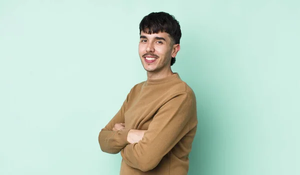 Молодий Дорослий Іспаномовний Чоловік Посміхається Камери Схрещеними Руками Щасливий Впевнений — стокове фото