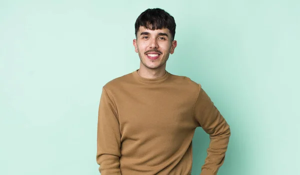 Joven Adulto Hispano Sonriendo Felizmente Con Una Mano Cadera Actitud — Foto de Stock