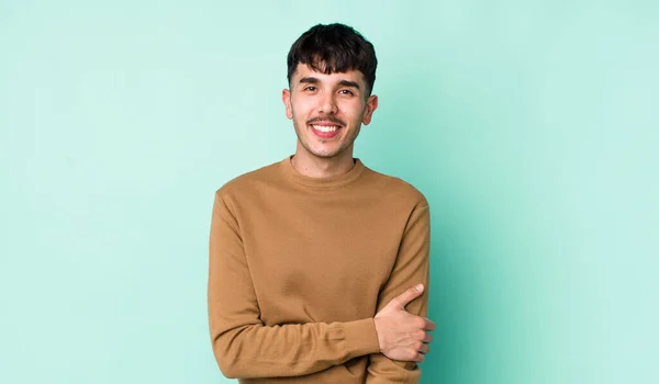 Joven Adulto Hispano Riendo Tímida Alegremente Con Una Actitud Amistosa — Foto de Stock