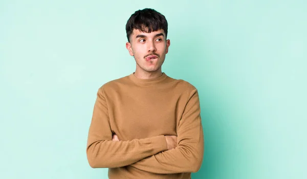 Hombre Hispano Adulto Joven Dudando Pensando Mordiendo Labio Sintiéndose Inseguro — Foto de Stock