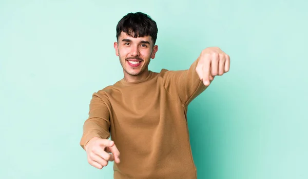 Genç Spanyol Asıllı Mutlu Kendinden Emin Bir Adam Kamerayı Iki — Stok fotoğraf