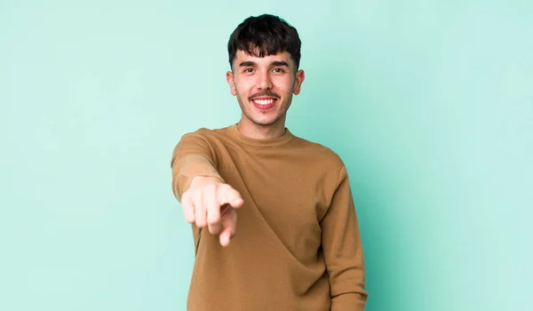 Jovem Adulto Hispânico Homem Apontando Para Câmera Com Sorriso Satisfeito — Fotografia de Stock