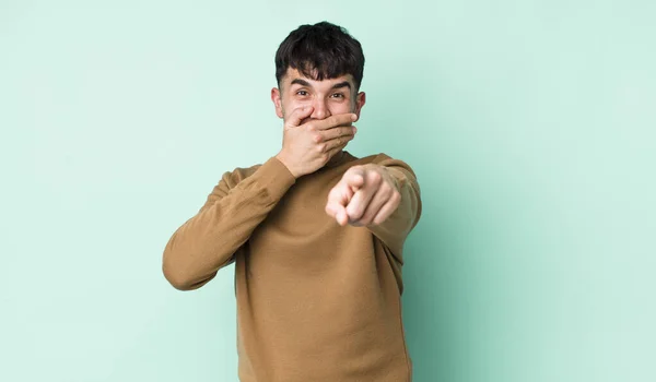 Joven Adulto Hispano Riéndose Apuntando Cámara Burlándose Burlándose — Foto de Stock