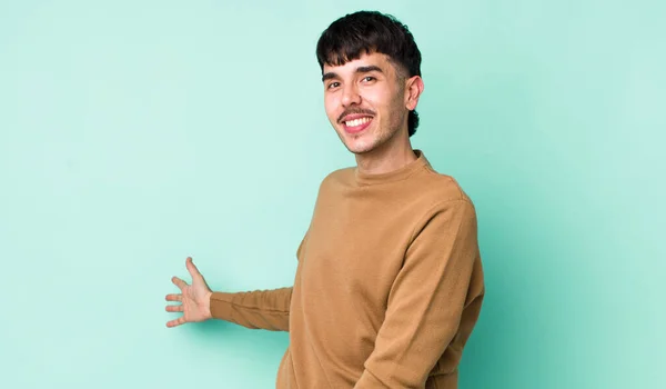 Ung Vuxen Latinamerikansk Man Känner Sig Glad Och Glad Ler — Stockfoto