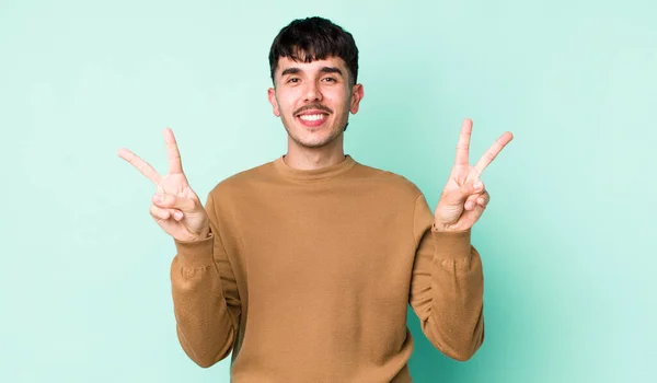 Jong Volwassen Latino Man Glimlachend Zoek Gelukkig Vriendelijk Tevreden Gebaren — Stockfoto