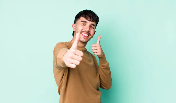 Joven Adulto Hispano Sintiéndose Orgulloso Despreocupado Seguro Feliz Sonriendo Positivamente —  Fotos de Stock