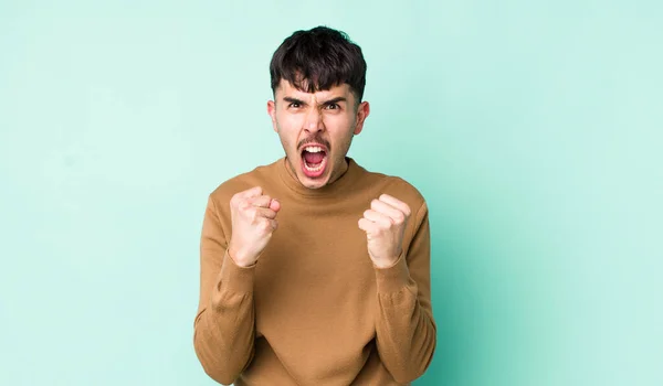 Jovem Adulto Hispânico Homem Gritando Agressivamente Com Irritado Frustrado Olhar — Fotografia de Stock