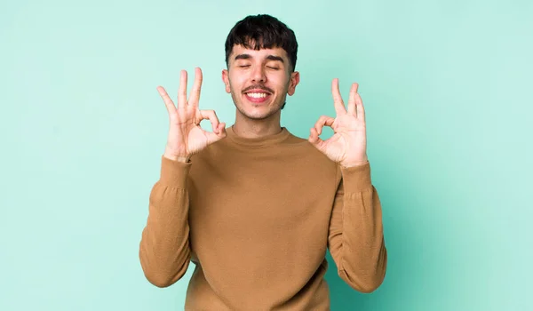 Joven Adulto Hispano Buscando Concentrado Meditando Sintiéndose Satisfecho Relajado Pensando — Foto de Stock