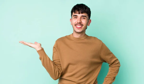 Jonge Volwassen Spaanse Man Glimlachend Zelfverzekerd Succesvol Gelukkig Met Concept — Stockfoto