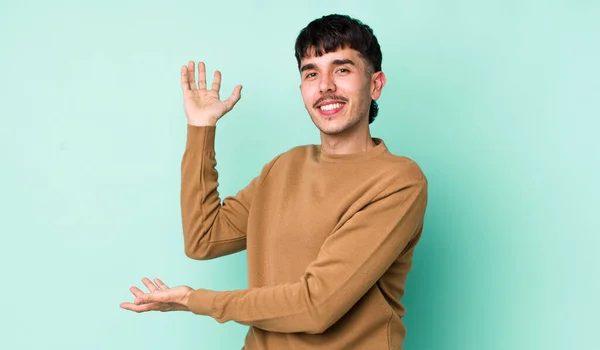 Jovem Adulto Hispânico Homem Sorrindo Orgulhoso Confiante Sentindo Feliz Satisfeito — Fotografia de Stock