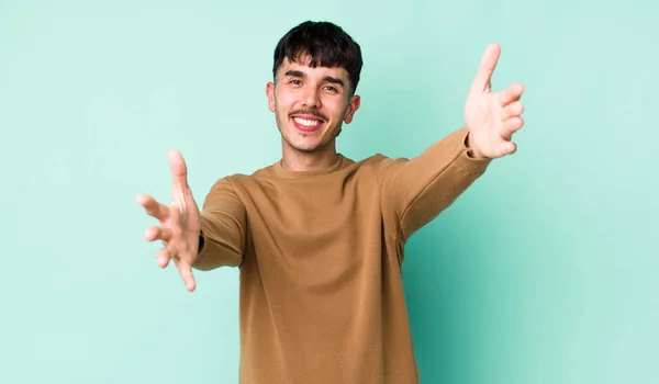 Jong Volwassen Latino Man Glimlachend Vrolijk Het Geven Van Een — Stockfoto