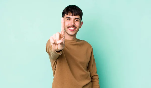 Mladý Dospělý Hispánec Hrdě Sebevědomě Usmívá Vítězoslavně Pózuje Číslo Jedna — Stock fotografie