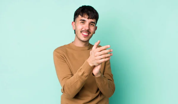 Jonge Volwassen Spaanse Man Zich Gelukkig Succesvol Voelen Glimlachen Klappen — Stockfoto