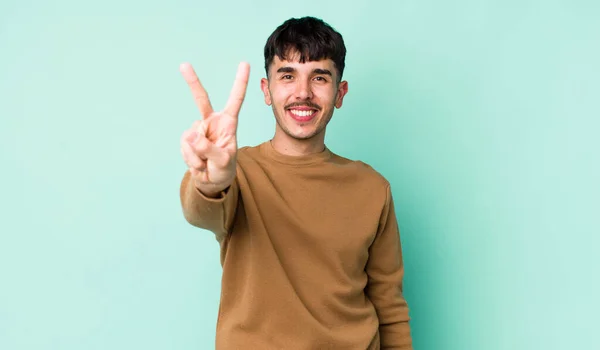 Mladý Dospělý Hispánec Usmívá Vypadá Přátelsky Ukazuje Číslo Dvě Nebo — Stock fotografie