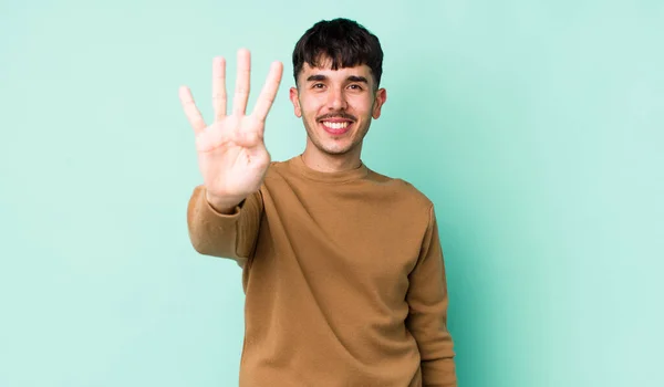 Jong Volwassen Latino Man Glimlachend Zoek Vriendelijk Tonen Nummer Vier — Stockfoto
