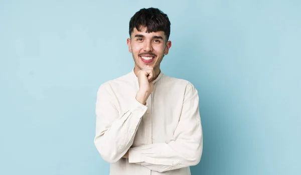 Mladý Dospělý Hispánec Usmívá Užívá Života Cítí Šťastný Přátelský Spokojený — Stock fotografie