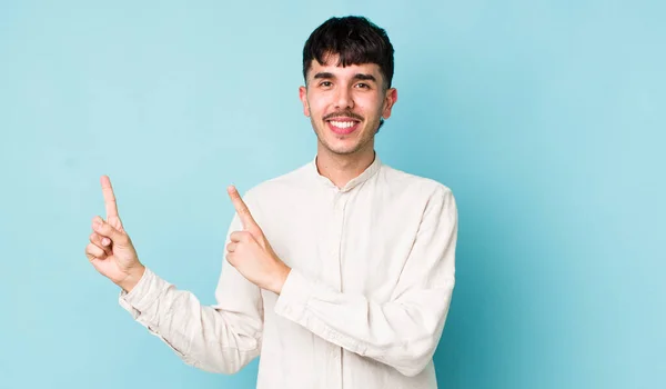 Молодий Дорослий Іспаномовний Чоловік Посміхається Щасливо Вказує Бік Вгору Обома — стокове фото