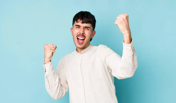 Jovem Adulto Hispânico Homem Gritando Triunfalmente Parecendo Animado Feliz Surpreso — Fotografia de Stock