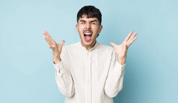 Jong Volwassen Latino Man Woedend Schreeuwen Gevoel Van Stress Geïrriteerd — Stockfoto