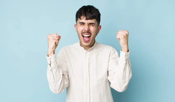 Mladý Dospělý Hispánec Cítí Šťastný Překvapený Hrdý Křičí Slaví Úspěch — Stock fotografie
